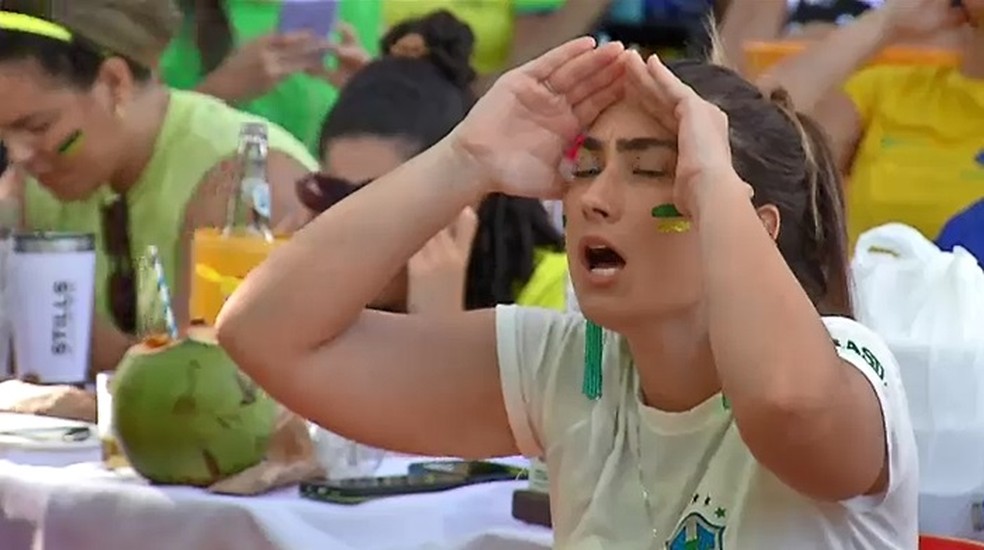 Torcida em praia de Fortaleza no jogo entre Brasil e Croácia. — Foto: Reprodução/TV Verdes Mares
