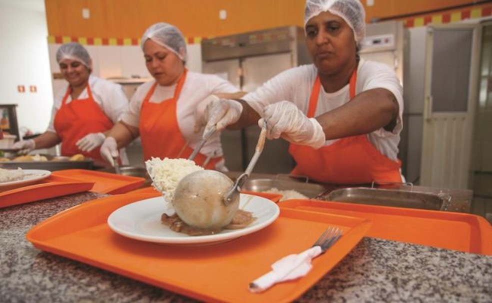 Restaurante Bom Prato de Araraquara (SP) produz as marmitas da unidade móvel — Foto: A CidadeON/Araraquara