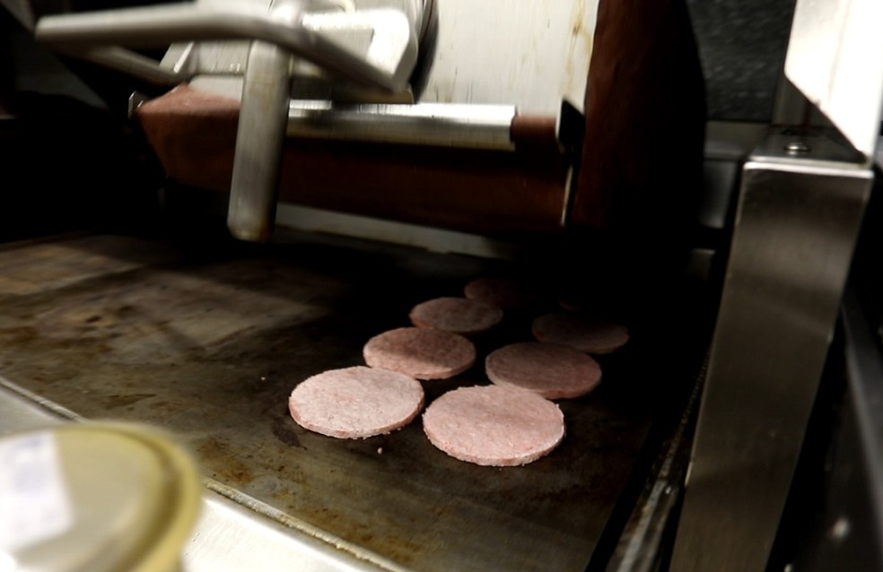 Hambúrgueres vão para chapa no McDonald's (Foto: Fábio Tito/G1)