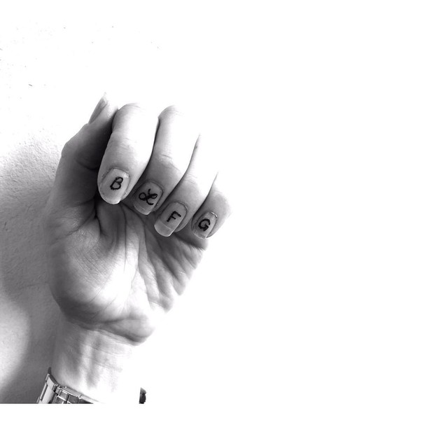 Tatuagem agora é feita nas unhas (Foto: Reprodução/Instagram) Tatuagem agora é feita nas unhas (Foto: Reprodução/Instagram)
