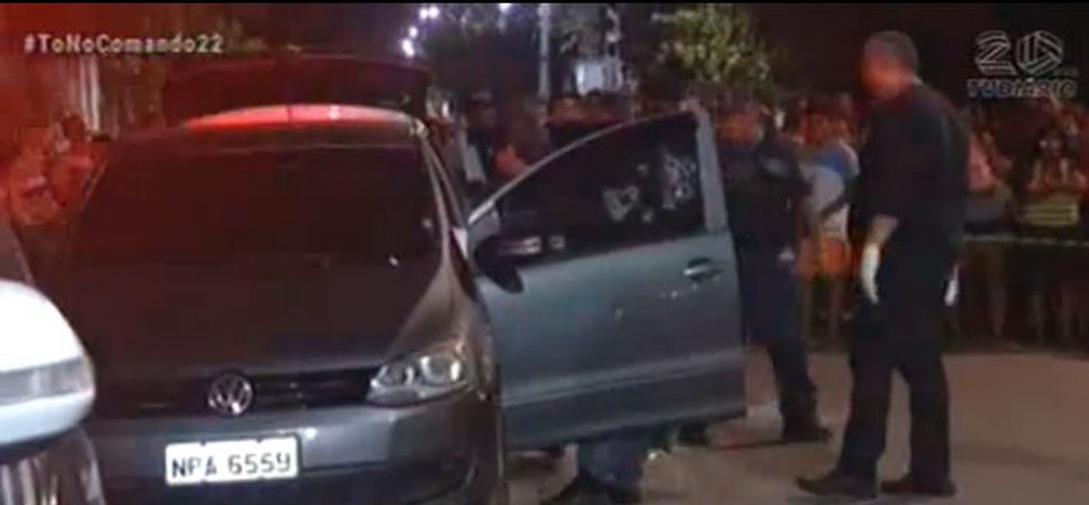 Casal foi alvo de diversos tiros contra o carro onde estava.  — Foto: Reprodução/TV Diário