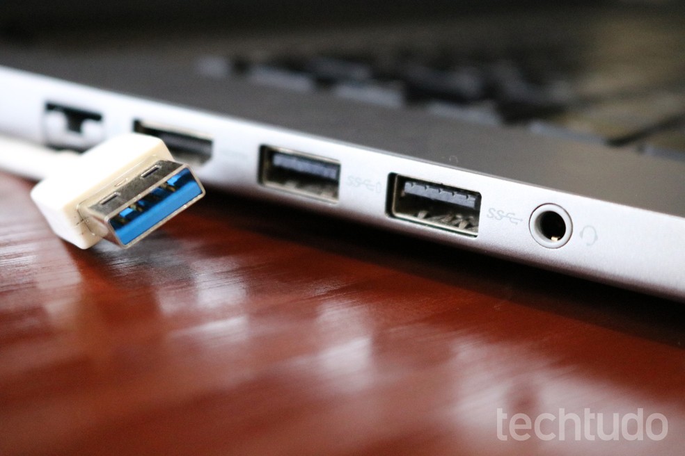 USB é o atual padrão para conexão de periféricos que já não tenham suporte ao wirelless — Foto: Filipe Garrett/TechTudo