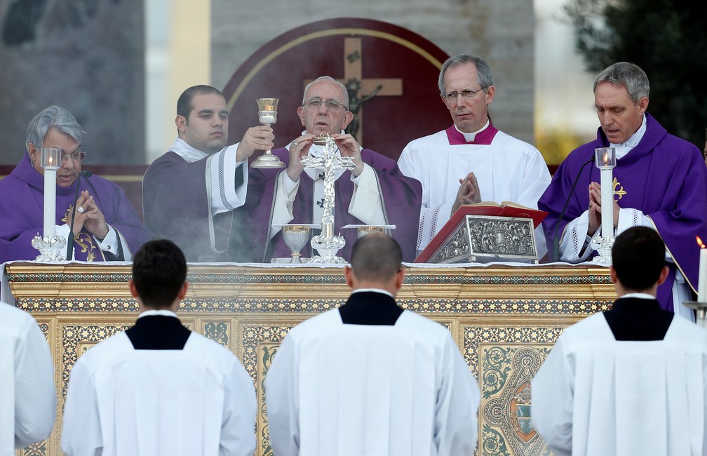 Papa Francisco celebra missa nesta quinta-feira (2) em cemitério de in Nettuno (Foto: Remo Casilli/Reuters)