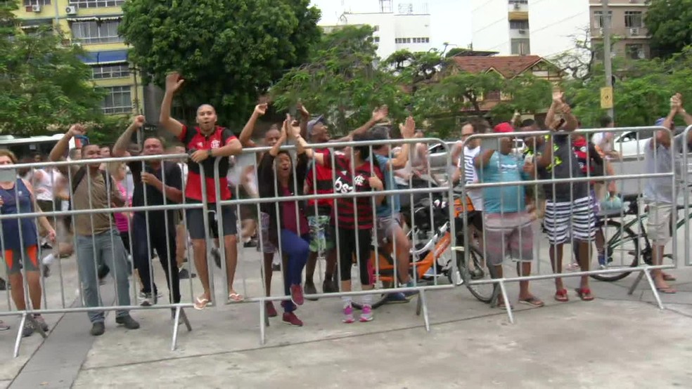 Grupo de torcedores em frente ao estádio para ver sósias do Flamengo — Foto: Reprodução / TV Globo