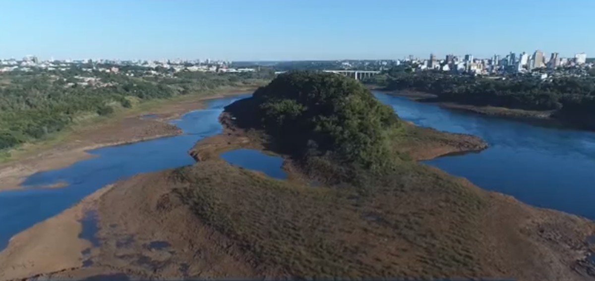 Estiagem muda paisagem e deixa chão de pedras à mostra no Rio Paraná; VEJA - Vimarsana News