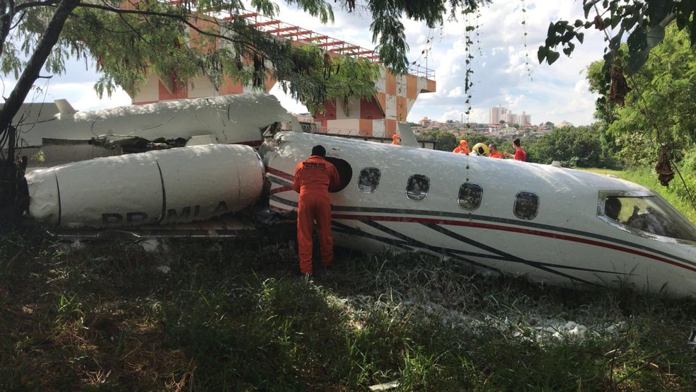 Aeronave cai no Aeroporto da Pampulha, em Belo Horizonte — Foto: Corpo de Bombeiros