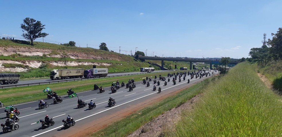 Motociclistas que participam de passeio com o presidente Bolsonaro percorreram a Rodovia dos Bandeirantes, sentido interior — Foto: Paulo Gonçalves/EPTV