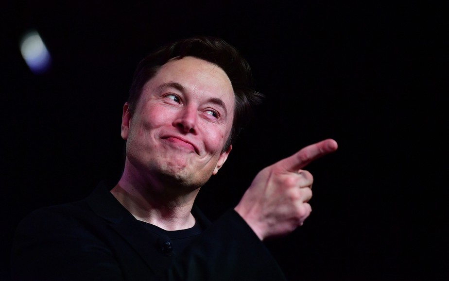 Elon Musk discursa durante apresentação do novo Tesla Model Y em Hawthorne, Califórnia