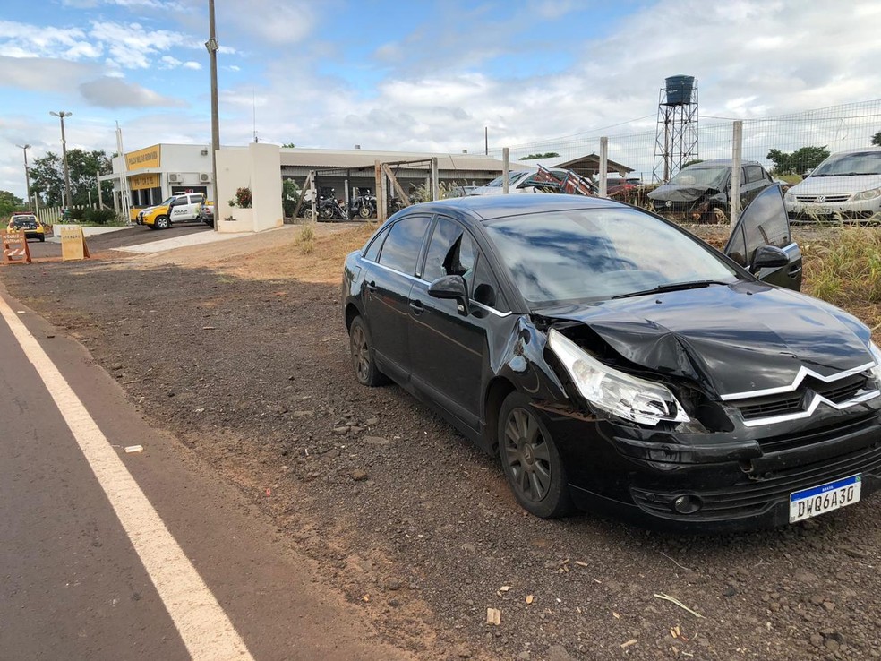 Carro colidiu com caminhão que seguia pelo sentido contrário, conforme a PRE — Foto: Polícia Rodoviária Estadual/Divulgação