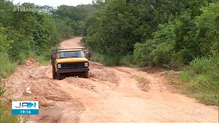 Sem asfalto, caminhoneiros enfrentam dificuldades na TO-226