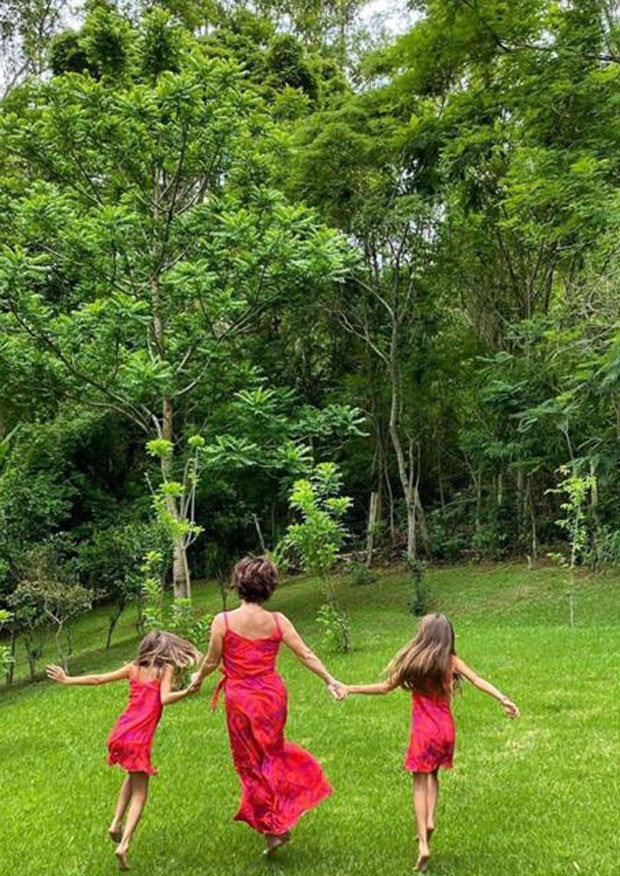 Giovanna Antonelli e as filhas gêmeas (Foto: Reprodução/Instagram)