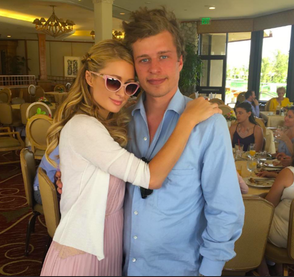 A celebridade Paris Hilton com seu irmão, Conrad Hilton (Foto: Reprodução)