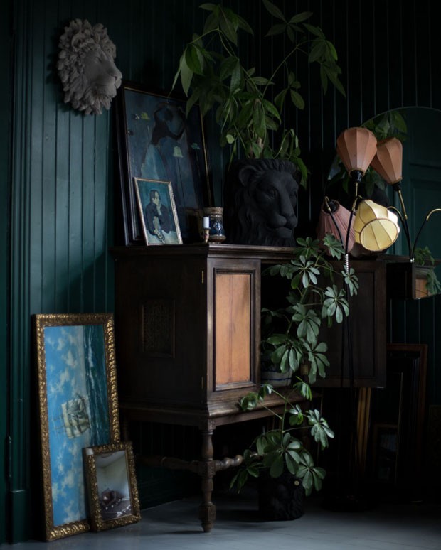 Décor do dia: plantas e móveis vintage se unem em ambiente dark (Foto: reprodução)