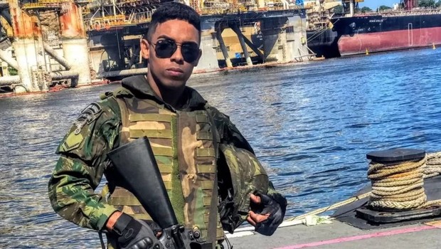 Igor Carvalhães diz que estabilidade foi principal fator que o motivou a entrar para Marinha; segundo pesquisa de Oxford, mais da metade dos homens jovens do Brasil têm interesse em ingressas nas Forças Armadas (Foto: ARQUIVO PESSOAL via BBC)