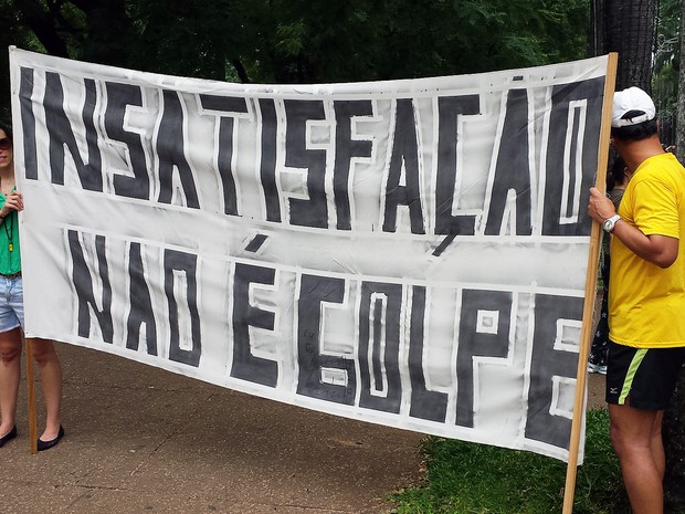 &#39;Insatisfação não é golpe&#39; dizia a faixa na Praça da Liberdade, em Belo Horizonte (Foto: Thaís Pimentel/G1)