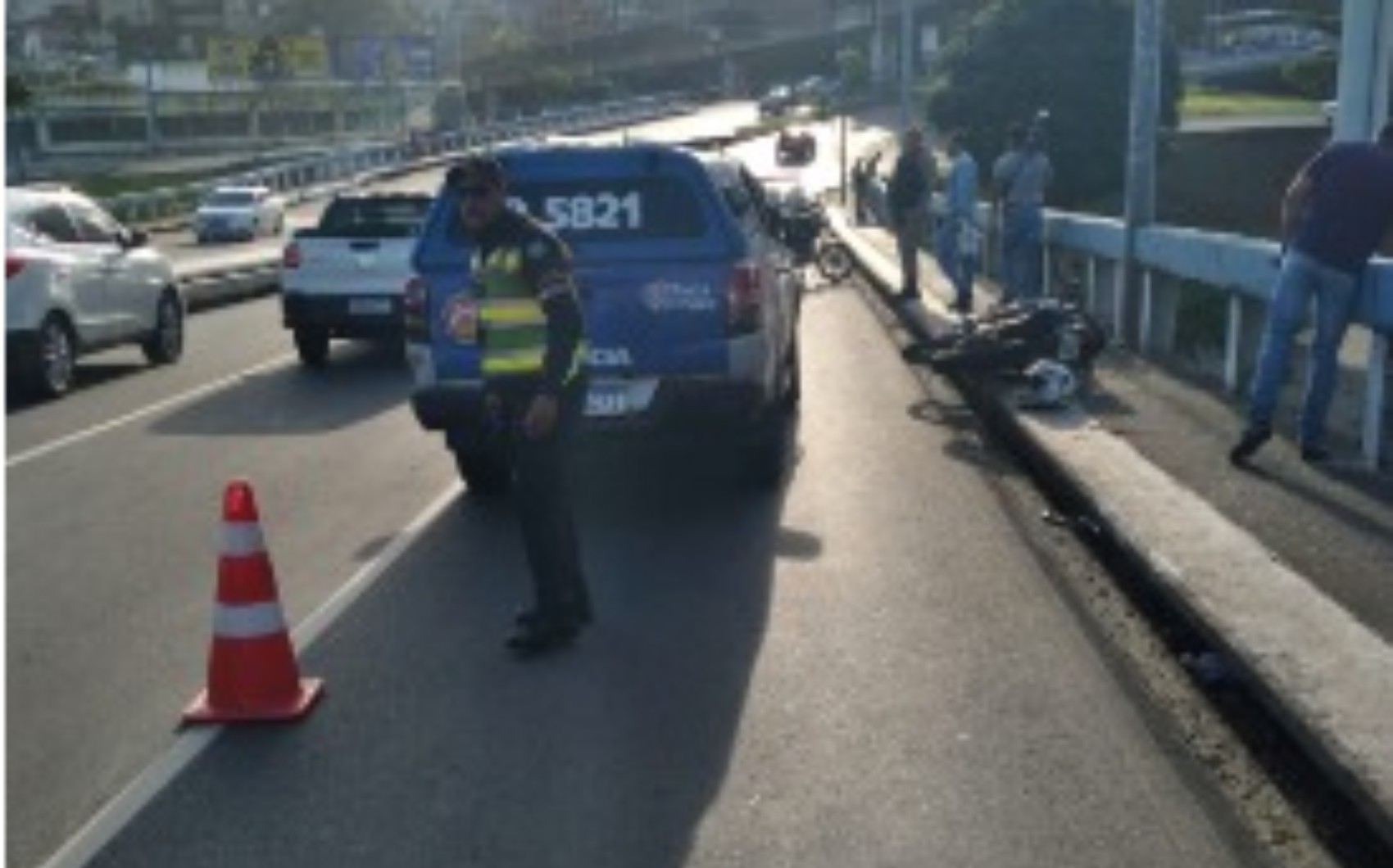 Homem cai de viaduto após acidente com moto em Salvador