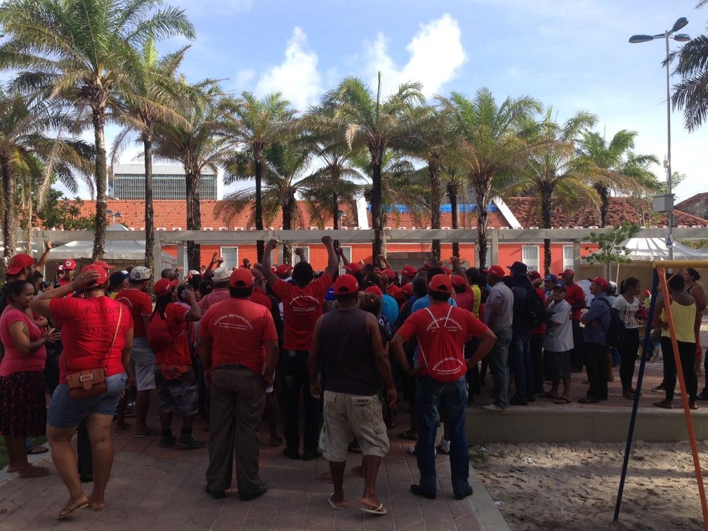 Manifestantes fazem ato de apoio a Lula na Praça Tiradentes, no Recife. (Foto: Wagner Sarmento/TV Globo)