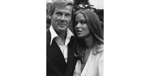 Roger Moore com a atriz Barbara Bach nas filmagens de "007 - O Espião Que Me Amava", em 1976