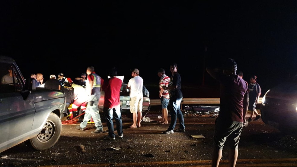 Socorristas foram prestar socorro às vítimas que estavam no carro — Foto: Guilherme Rigon/Rádio Rainha