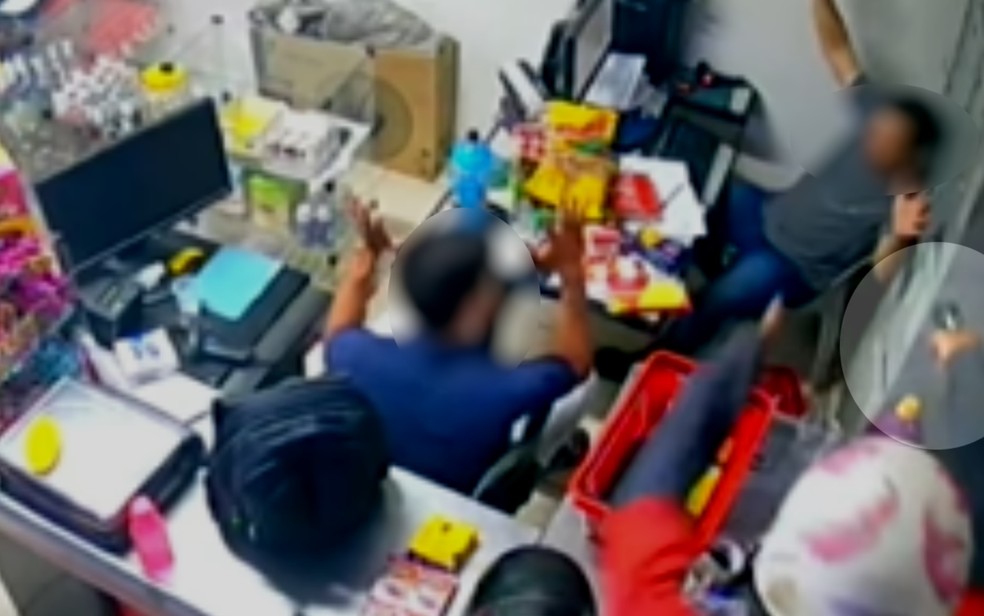 Policial de folga reage a assalto em mercado e prende suspeitos em Goiânia