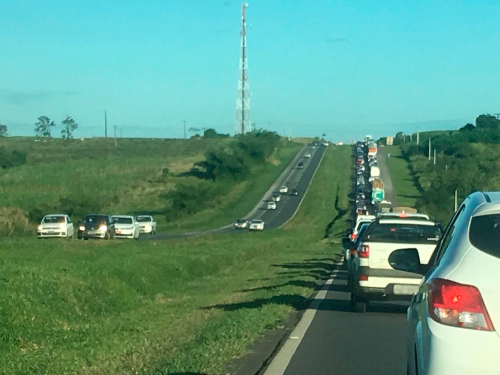 Acidente deixa longo congestionamento na BR-324, sentido Salvador (Foto: Rafaela Ribeiro/ G1)