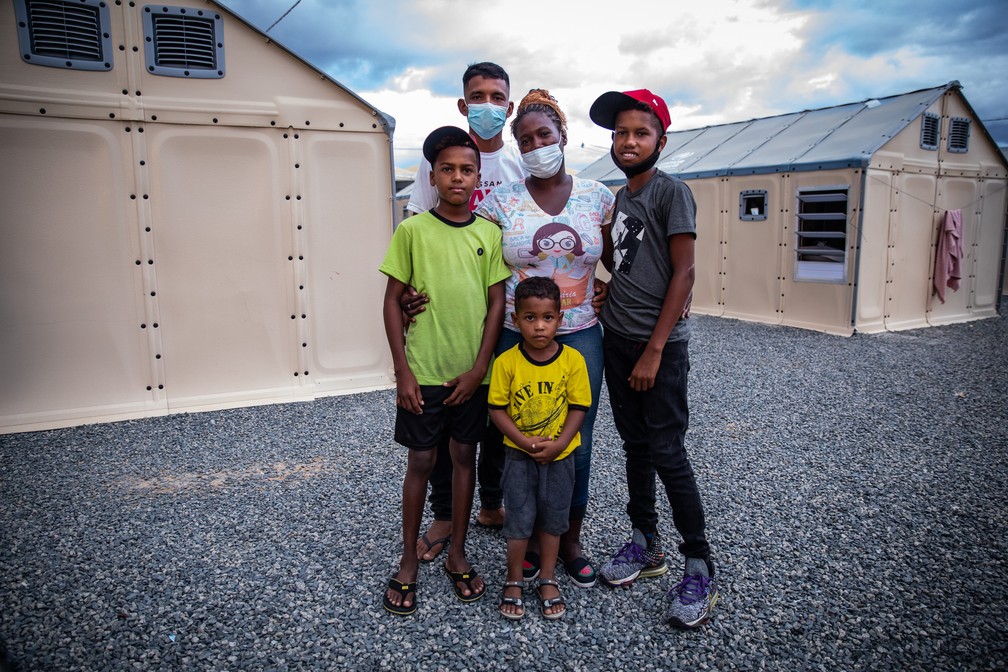 Lisviannys Verasmendy, de 30 anos, e sua família no abrigo da Operação Acolhida em Boa Vista — Foto: Fábio Tito/g1