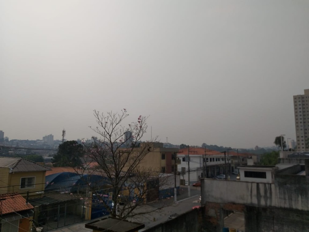 Céu encoberto na Cidade Ademar, Zona Leste de São Paulo — Foto: Olívia Henriques/G1
