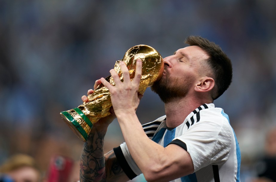 Lionel Messi beija taça da Copa do Mundo