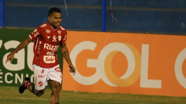 Dudu comemora o único gol do jogo