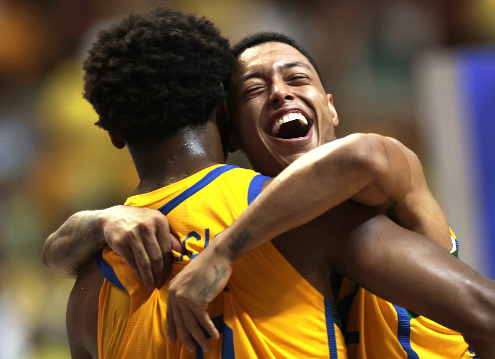 Yago Santos comemora vitória do Brasil com Felício — Foto: Reuters