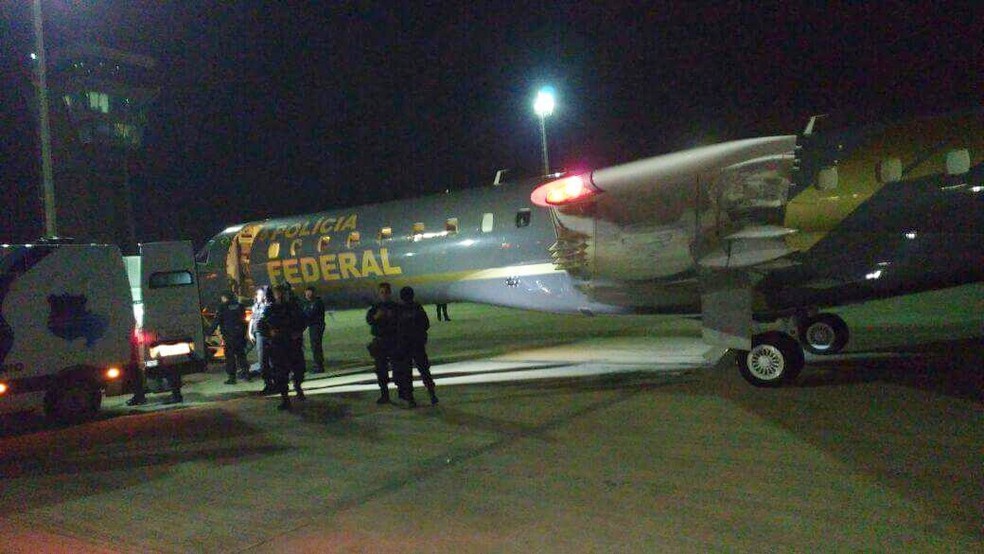 Presos chegaram ao Aeroporto Internacional Aluízio Alves em um avião da Polícia Federal  (Foto: G1/RN )