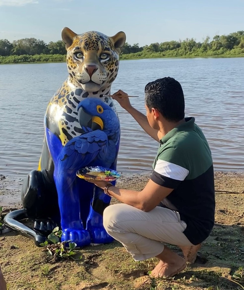 O artista está no Pantanal compondo a obra Joia da Mata — Foto: Sebastian Kennerknecht