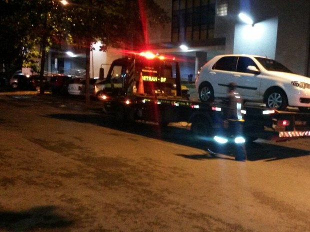 Veículo é guinchado pelo Detran na residencial da 108 norte, na Asa Norte, neste sábado (19) (Foto: Detran-DF/Divulgação)