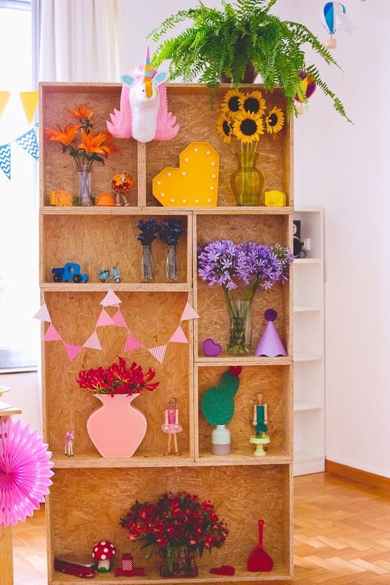 Alguns dos bonecos e objetos na estante fazem parte do acervo da aniversariante (Foto: Reprodução / Duorama Photography )