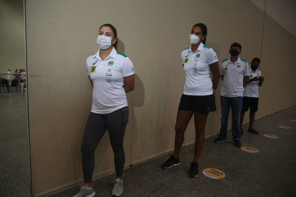 Atletas e comissão técnica que viajam para Tóquio recebem vacina da Pfizer em Fortaleza — Foto: Fabiane de Paula/SVM