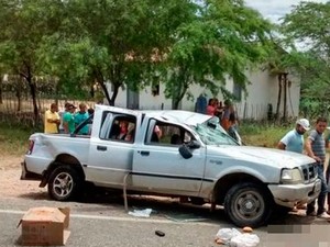 Acidente envolvendo caminhonete na BA-142, região sudoeste da Bahia (Foto: Róger Figueiredo | Blog do Anderson)
