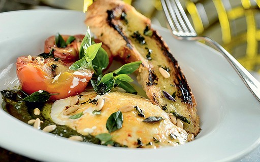 Salada Caprese Quente De Burrata Tomate Confit E Pesto Genoves