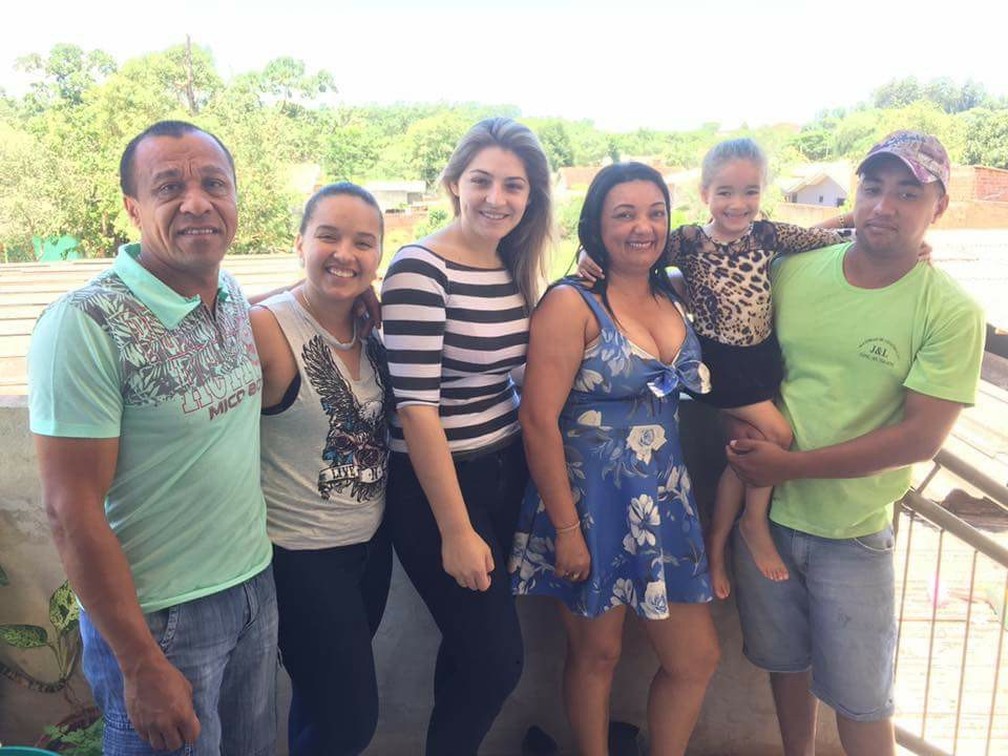 As famÃ­lias de Francielle e Danielle se reÃºnem todos os fins de semana (na foto, da esquerda para a direita: o pai JosÃ© Silva, Francielle, Danielle, a mÃ£e Maria Pereira da SIlva, o irmÃ£o biolÃ³gico de Francielle Douglas com a filha Izabelle no colo) (Foto: Francielle Barbosa/Arquivo pessoal)