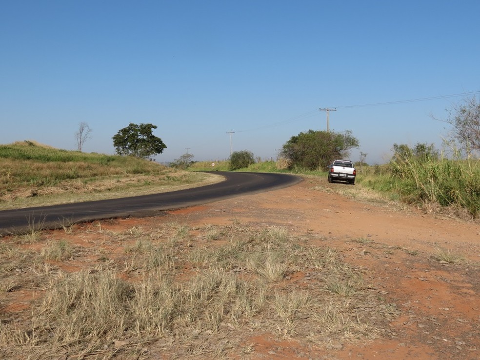 Vítimas foram arremessadas do veículo, conforme a polícia — Foto: Jorge Zanoni/Cedida