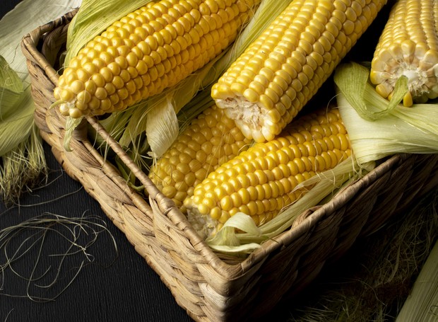 O milho-verde pode ser aproveitado em diversas receitas ou consumido sozinho, cozido ou assado (Foto: Freepik / Creative Commons)