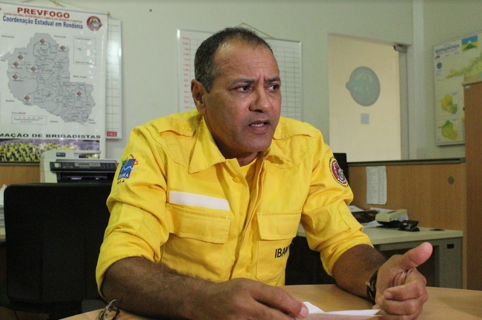 Hélio Moreira, coordenador substituto do PrevFogo, admite necessidade de mais bombeiros para combater as chamas.  (Foto: Mayara Subtil/G1)