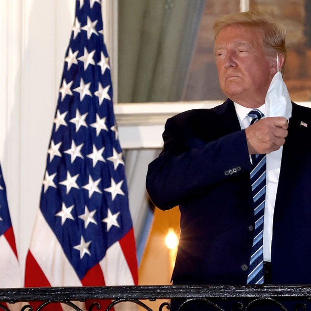 WASHINGTON, DC - OCTOBER 05:  U.S. President Donald Trump removes his mask upon return to the White House from Walter Reed National Military Medical Center on October 05, 2020 in Washington, DC. Trump spent three days hospitalized for coronavirus. (Photo  (Foto: Getty Images)