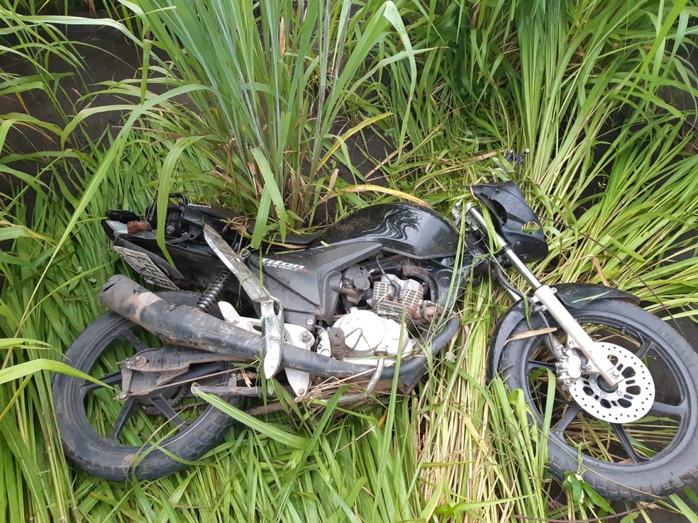 Os dois assaltantes conduziam uma motocicleta no momento da tentativa de assalto na BR-010 — Foto: Divulgação/Polícia Rodoviária Federal