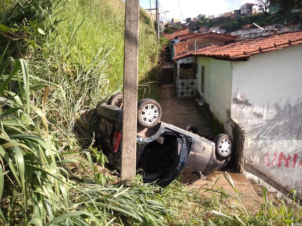 Carro caiu de barranco e foi parar em escadaria de comunidade, em Salvador &mdash; Foto: Divulga&ccedil;&atilde;o/Transalvador