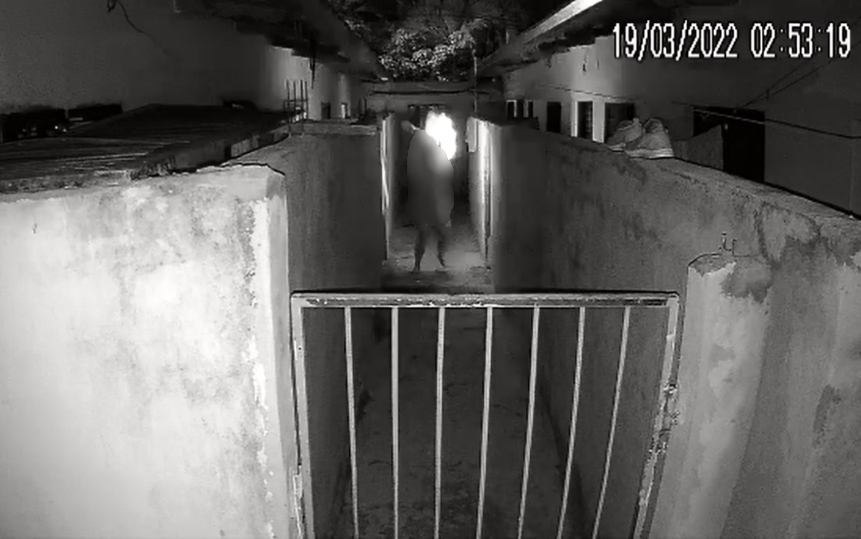 Mulher corre com roupa em chamas após companheiro atear fogo a ela por tentar impedi-lo de sair para beber, em Goiânia; vídeo 