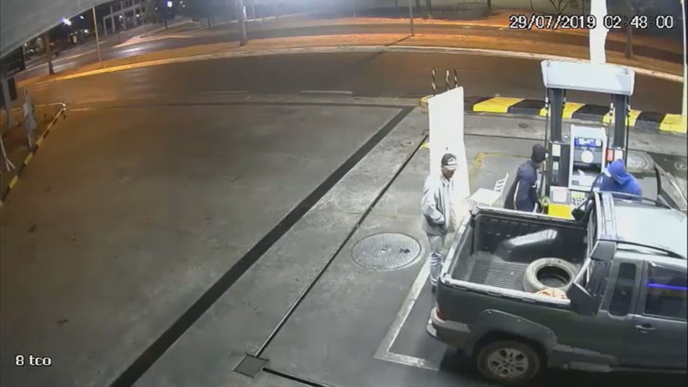 Assaltantes são flagrados por câmera de segurança em posto de combustíveis na quadra 111 da Asa Sul, em Brasília  — Foto: Divulgação/PCDF