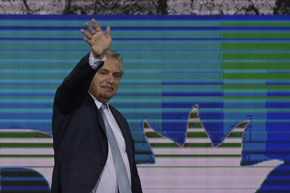 Alberto Fernández em discurso neste domingo (14) — Foto: Juan Mabromata/AFP