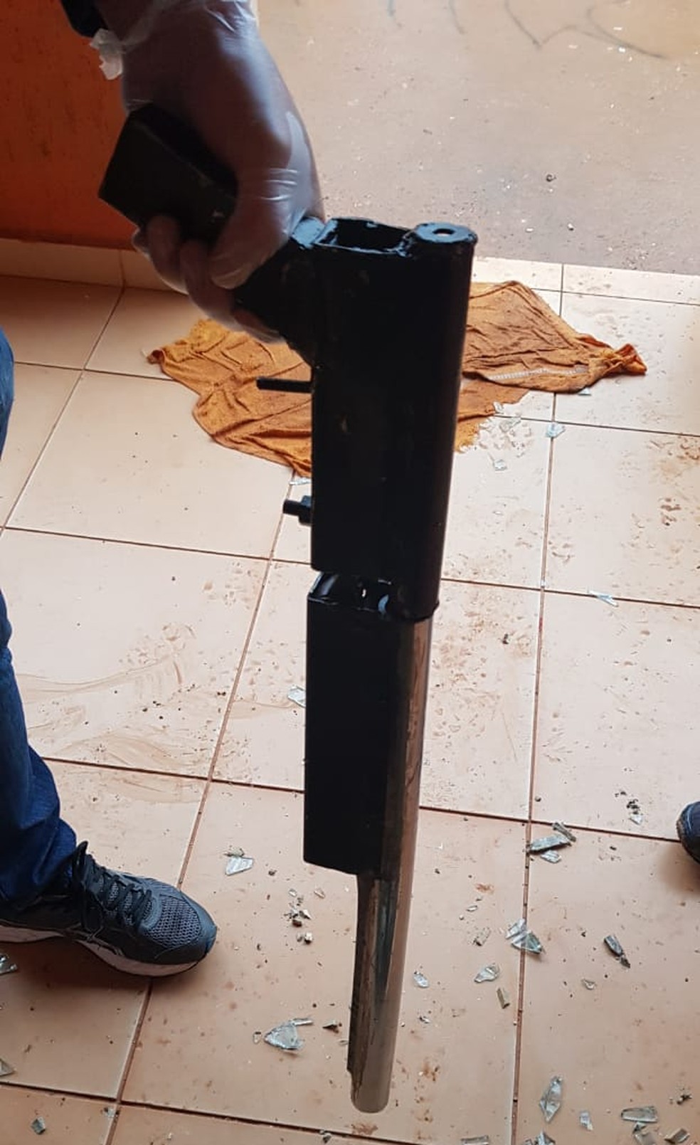 Espingarda de fabricação artesanal apreendida em casa de suspeito de tentativa de latrocínio no DF — Foto: PCDF/Divulgação
