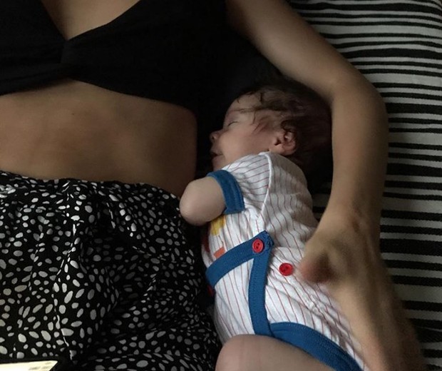 Laura Neiva descansa com Maria  (Foto: Reprodução/Instagram)