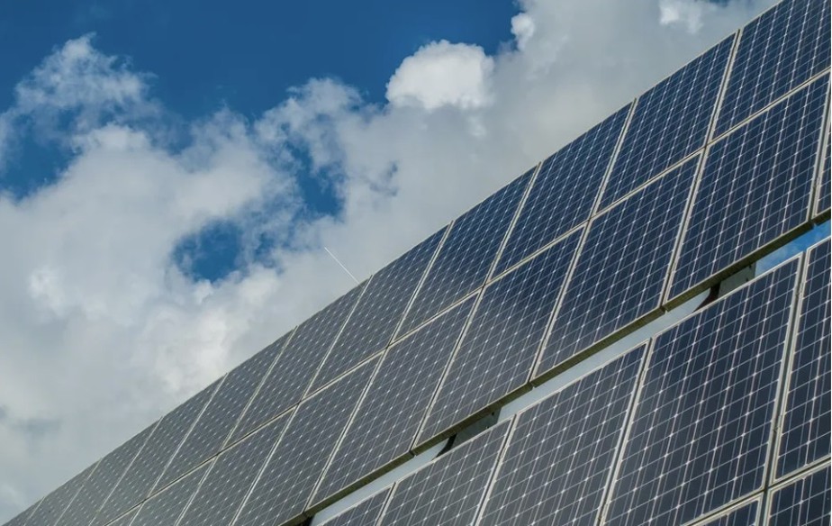 Imagem de painéis fotovoltaicos para produção de energia a partir da luz solar